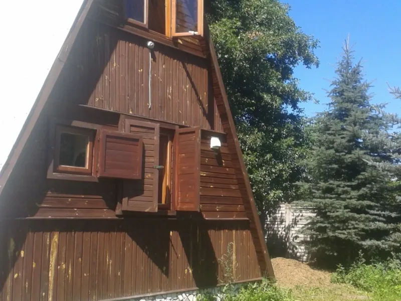 Domek typu Brda z drewnianą elewacją i trójkątnym dachem
