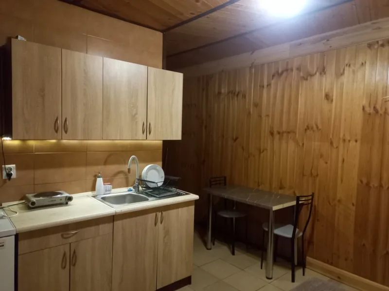 Aneks kuchenny w domku nr 1 z płytą, zlewem i stołem