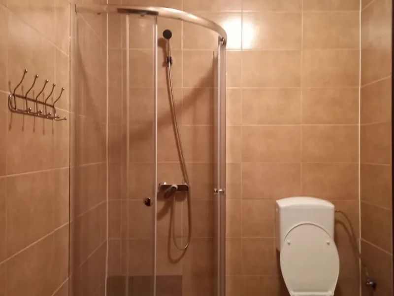 Łazienka w domku nr 2 z kabiną prysznicową