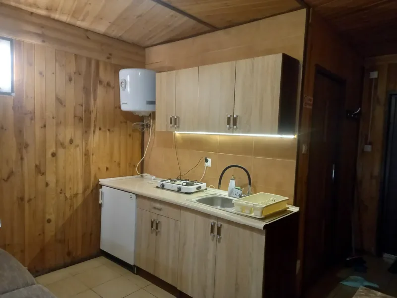 Aneks kuchenny w domku nr 2 z lodówką i bojlerem