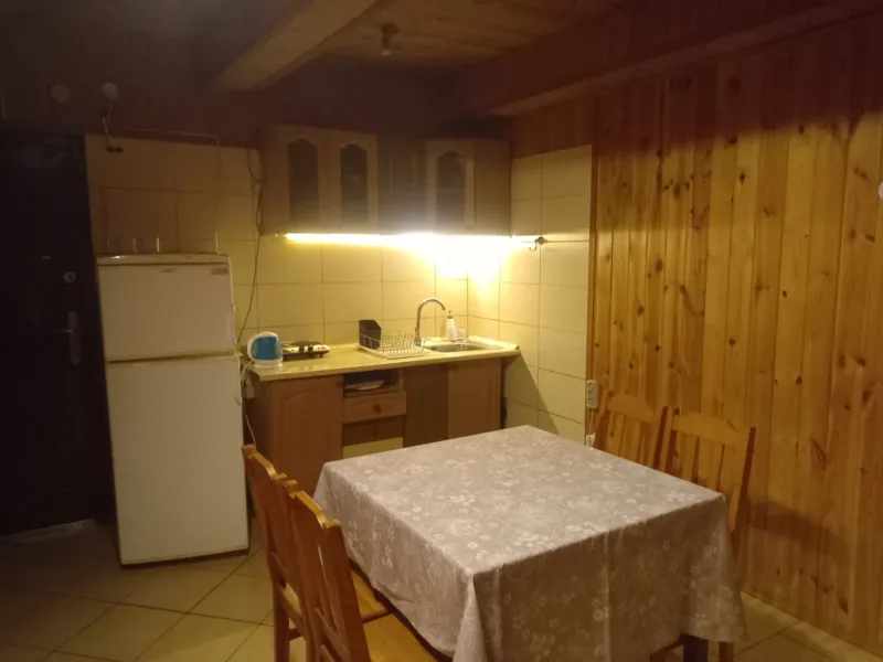 Aneks kuchenny w domku nr 3 z lodówką i stołem