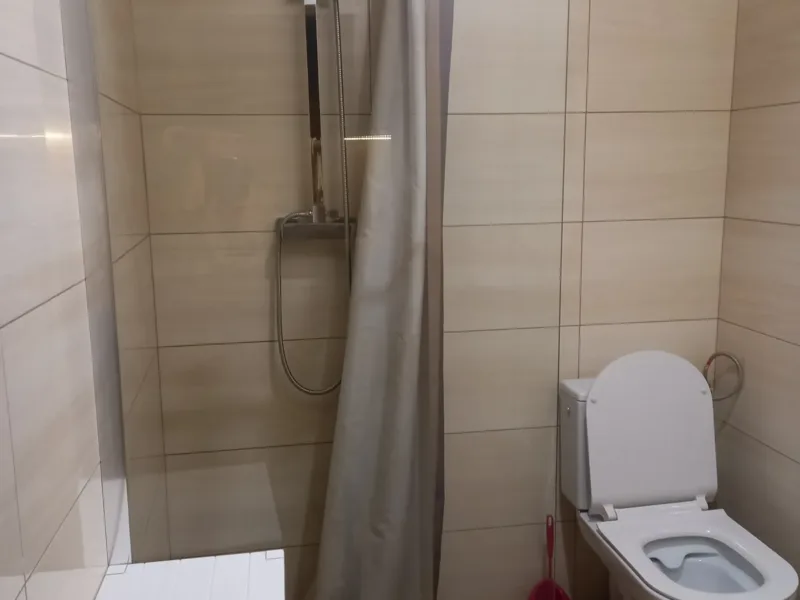 Łazienka w domku nr 3 z prysznicem za zasłoną