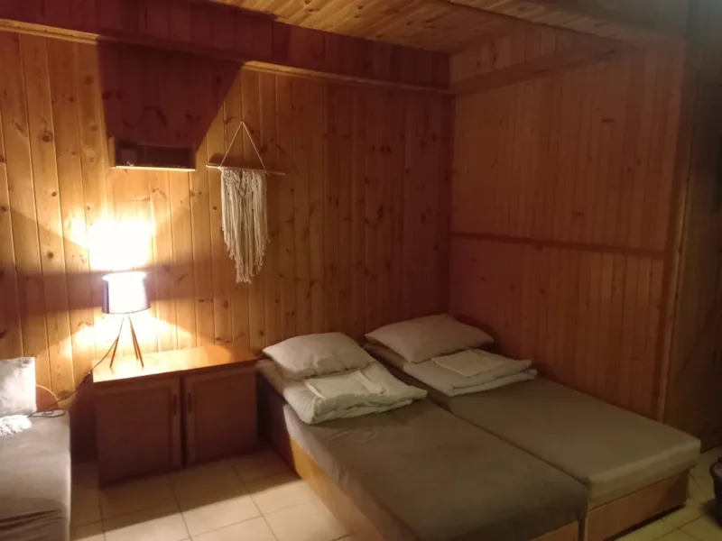 Pokój w domku nr 3 z dwoma łóżkami i lampkami