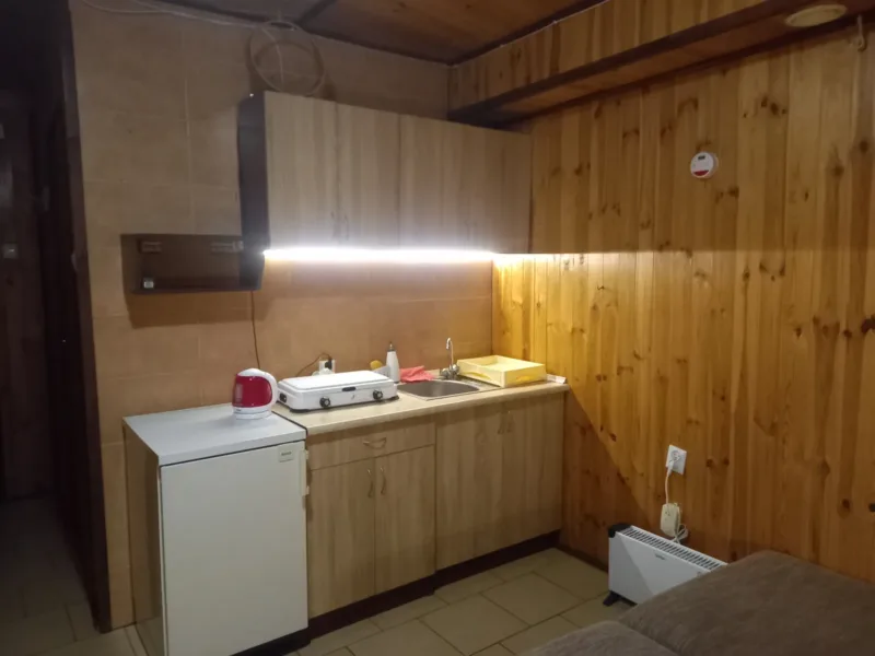 Aneks kuchenny w domku nr 4 z lodówką i płytą