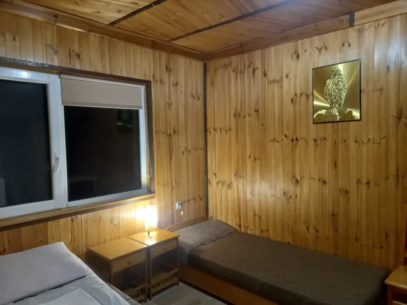 Pokój w domku nr 4 z łóżkiem i obrazem na ścianie