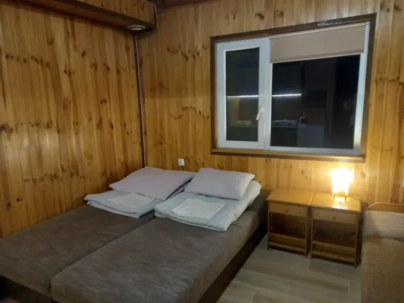 Pokój w domku nr 4 z łóżkiem i oknem