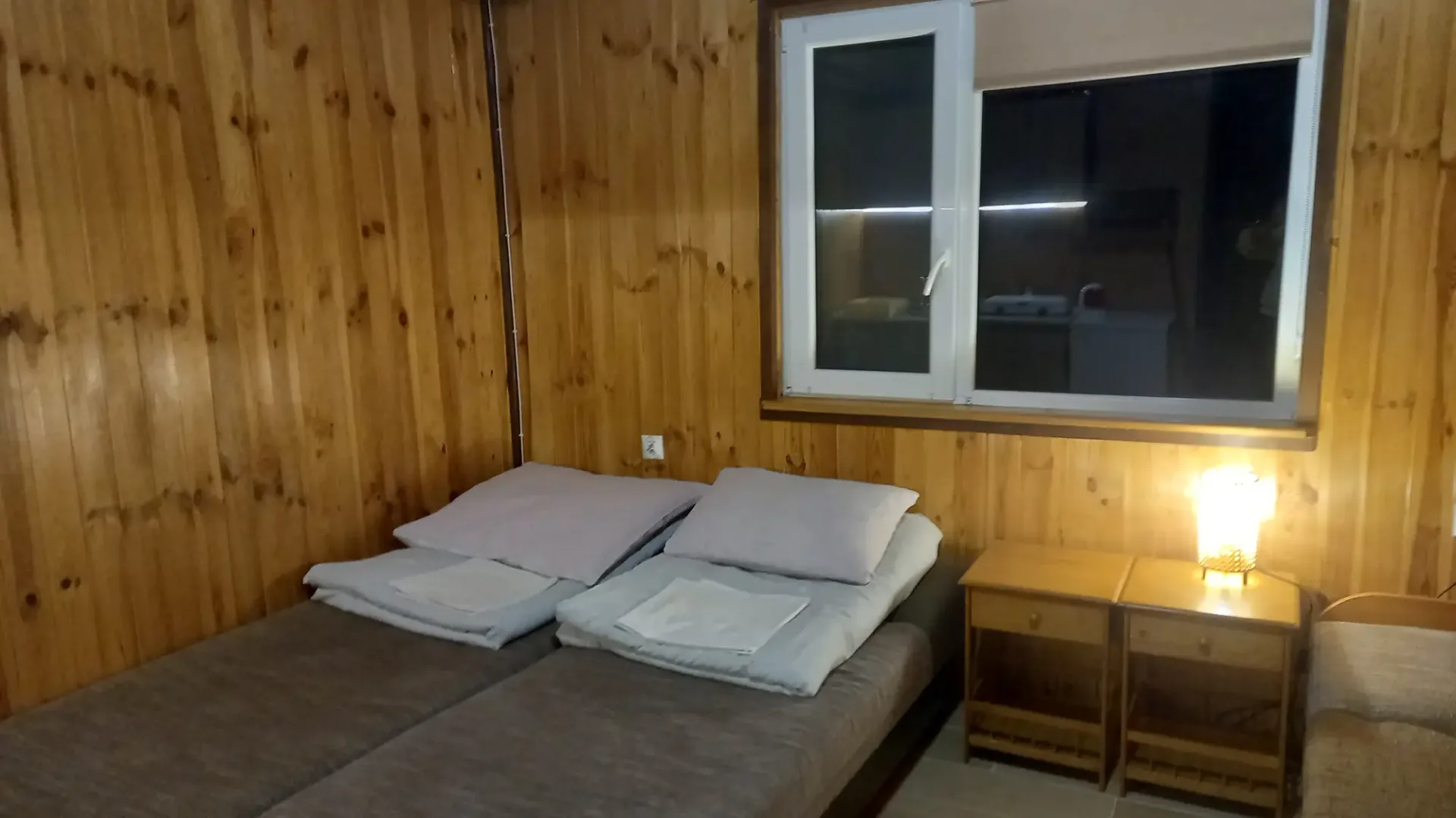 Pokój w domku nr 4 z łóżkiem i oknem