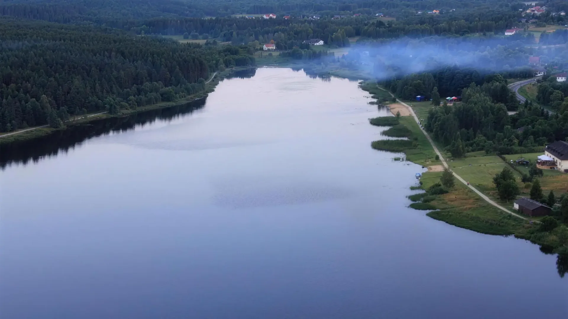 Zalew na rzece Żarnówka w Mostkach z lotu ptaka, otoczony lasem