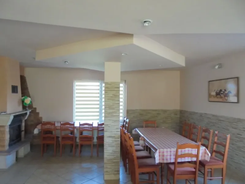 Sala w mini pensjonacie z nakrytym stołem