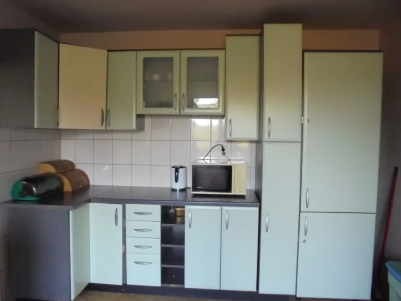Wspólna kuchnia w mini pensjonacie z lodówką i mikrofalówką