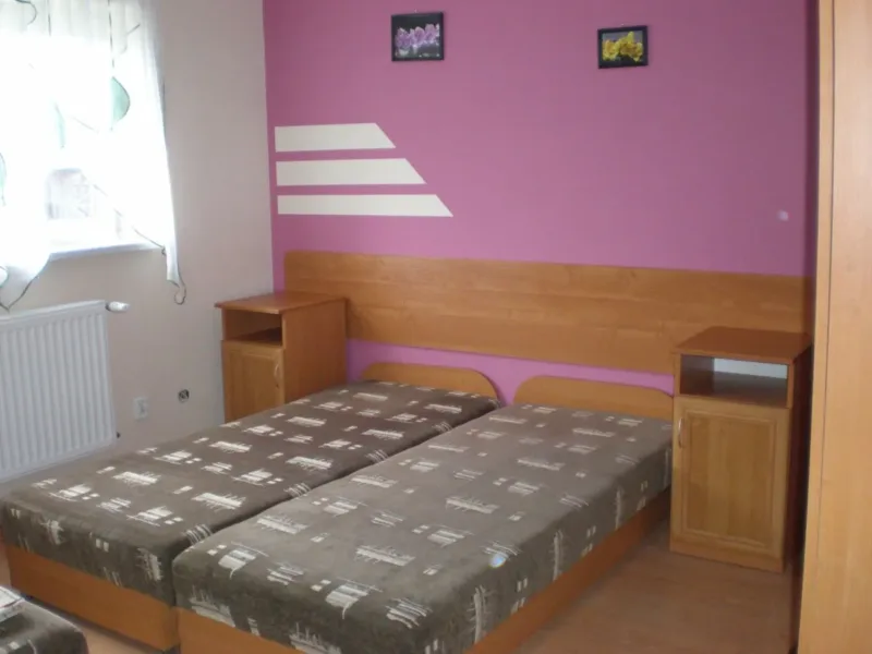 Pokój dwuosobowy w mini pensjonacie z telewizorem